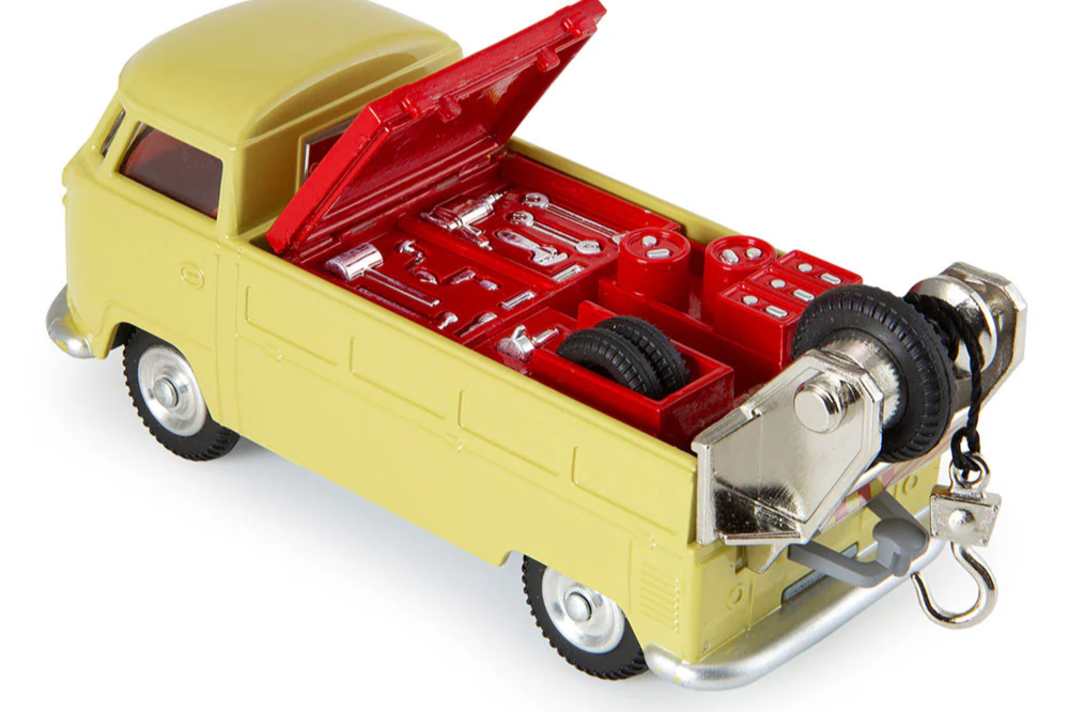 Die Ladefläche hatte bei dem VW T1 ein echtes Schatzkistl mit verchromten Werkzeugen parat ] Foto: Corgi