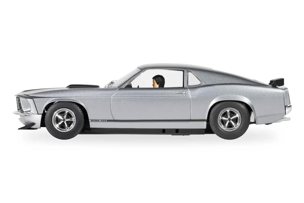 In dieser Seitenansicht des John-Wick-Mustang ist vor allem zu erkennen, wie perfekt bei der Fahrerfigur der Scheitel liegt. Aber auch die Felgen sind klasse! ] Foto: Werk