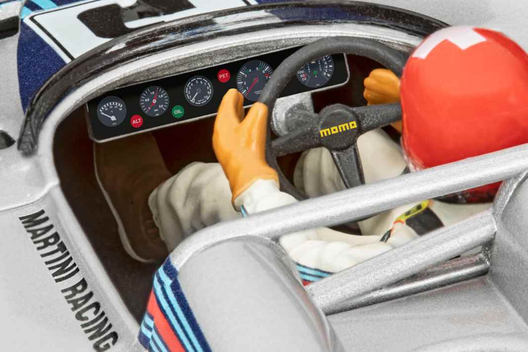 Der ehemalige Kit aus dem Formenfundus von Matchbox kommt mit passender Fahrerfigur zum Bastler. Berühmt für den Piloten Jo Siffert: Das Helmdesign in Rot mit dem weißen Schweizer Kreuz. ] Foto: Werk