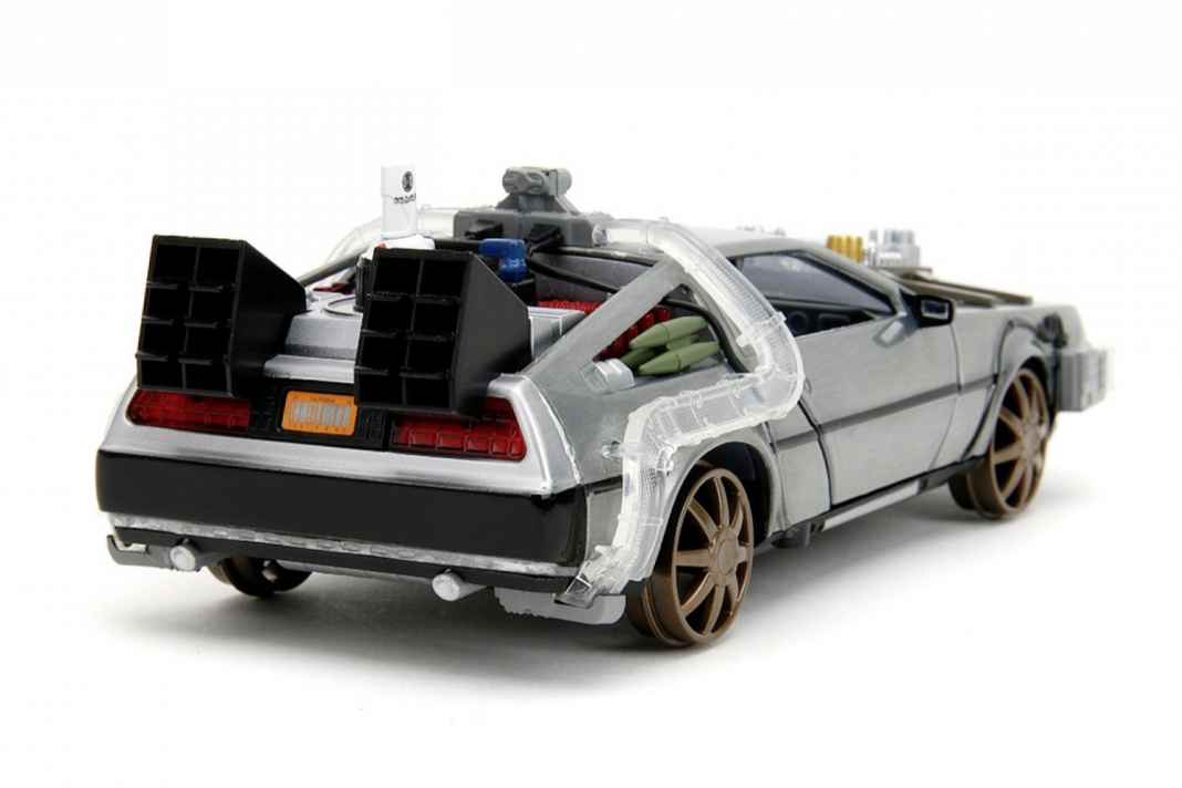 Auch in der Heckansicht sind die Finessen der Zeitmaschine auf Basis des DeLorean gut zu erkennen