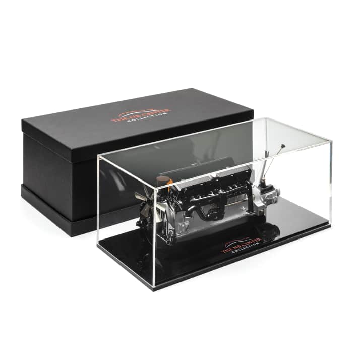 Der V16-Motor von Cadillac in 1:8 kommt von Brooklin Models in einer edlen, schwarz schimmernden Box, fixiert auf einer schwarzen Baseplate und abgedeckt mit einem transparenten Deckel ]