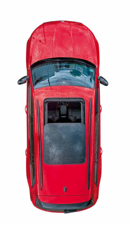 Das riesige, elektrische Panorama-Schiebedach bringt Licht in den weitgehend schwarzen Innenraum, kostet aber 1.290 Euro extra | Fotos J. Bürgermeister