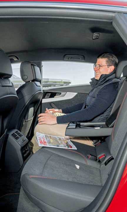 Wer unter 1,80 Meter groß ist, hat im Fond des A5 Sportback gut lachen. Größere Menschen nehmen jedoch Kontakt zum Innenhimmel auf