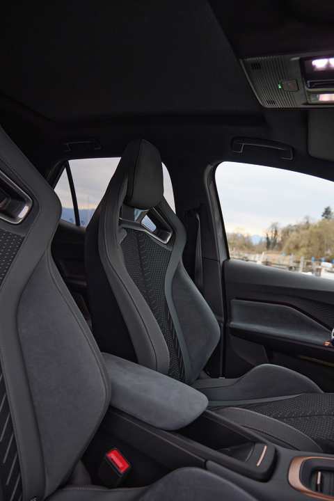 Bester Halt: In den Sportschalensitzen lässt sich die Athletik des Autos so richtig genießen