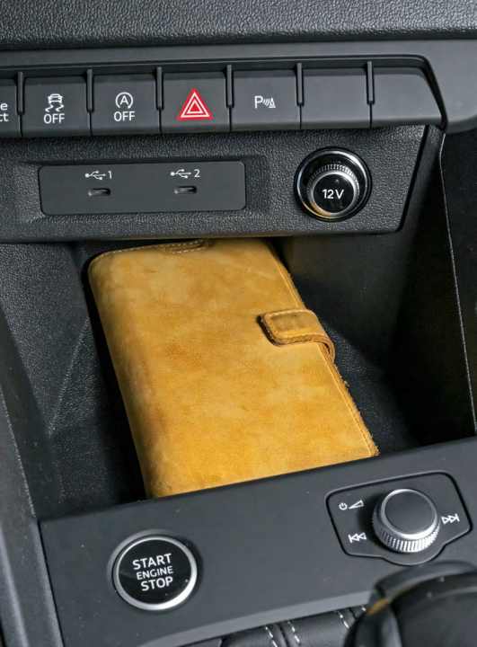 Das Handy wird via Bluetooth angekoppelt (Serie), optional lädt der Audi drahtlos und bindet es an die Außenantenne an