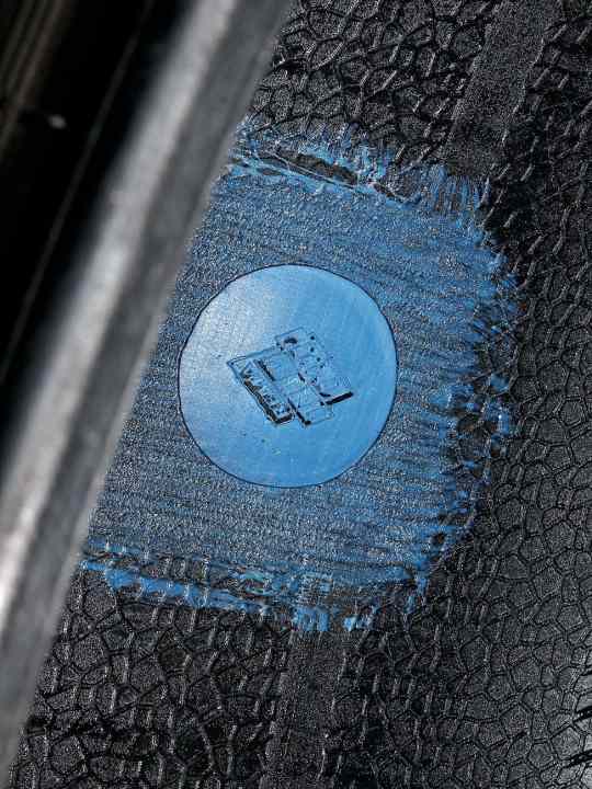   03.
 	Die Werkstatt trägt Kalt-Vulkanisiermittel auf und zieht den Reparaturflicken durch.