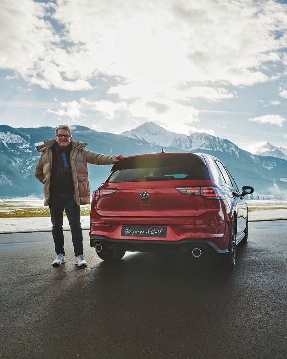 Spitzenklasse vor Bergspitzen: Mindt und ein Golf GTI