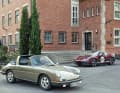 Zurück zu den Wurzeln: 53 Jahre liegen zwischen diesen beiden Modellen des Porsche Targa. Ein Aufeinandertreffen des 911 S Targa mit dem 911 Targa 4S Heritage Design Edition vor dem historischen Backsteingebäude des Werks 1 in Zuffenhausen.