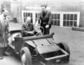 Premiere: Sitzprobe im Hof der Firma Reutter in der Stuttgarter Augustenstraße, Frühjahr 1950. Das noch in großen Teilen handgefertigte Fahrgestell war vermutlich für den ersten in Stuttgart gebauten 356 („Windhund“) bestimmt