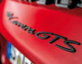 Da schwarze Details zu den GTS-Erkennungszeichen gehören, sind Markenschriftzug und Modellbezeichnung am Heck serienmäßig dunkel ausgeführt