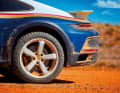 Der 911 Dakar rollt mischbereift auf die Piste: 245/45 ZR 19 vorne und 295/40 ZR 20 an der Hinterhand