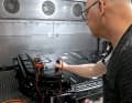 Im Audi Batterietechnikum Gaimersheim werden Lebensdauer- und Schnellladetests mit mehreren hundert Zellen durchgeführt
