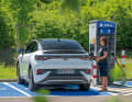eladen wird hinten rechts: mit bis zu 135 kW, 30 Minuten bringen dann rund 350 km