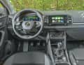 Zu den Neuerungen zählt das Zweispeichenlenkrad. Ein Digital-Cockpit ist Serie, die Dekore sind rundum frisch abgemischt