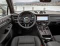 Cockpit mit logischer Bedienstruktur. Serienmäßig beim Porsche Macan T: das kleine GT-Sportlenkrad mit 360 mm Durchmesser