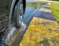 Rund zehn Liter Wasser schluckt das Reifenprofil pro Sekunde. Ein echter Säufer – im Dienste der Sicherheit
