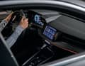 Das fahrerorientierte Cockpit beherbergt über der Mittelkonsole ein 10,1 Zoll großes MMI-Touchdisplay mit akustischem Feedback