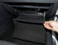 Handschuhfach-Klappe ganz nach unten in Servicestellung bringen