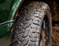 All-Terrain-Reifen auf 16-Zoll-Cup- Felgen sorgen für Traktion, Zusatzscheinwerfer für ausreichend Licht