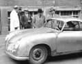 Ferry Porsche, Ferdinand Porsche sowie Erwin Komenda (v.r.) begutachten den „Windhund“