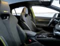 Dunkel gehaltenes RS-Interieur mit Sportsitzen mit integrierten Kopfstützen. Statt Ausstattungslinien gibt es spezielle Design Selections