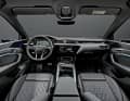 Serienmäßig verbaut sind das Audi Virtual Cockpit Plus und das MMI Navigation Plus mit Routenplaner und Ladeplanung