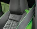 Mit viel Liebe zum Detail: RS-Sportsitze, die dank „RS-Designpaket Plus“ aufwendig verziert sind. Nett: Gurte mit grünen Rändern
