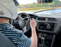 Helm auf ist Pflicht – weniger weil das Fahren im Grenzbereich (manchmal) so gefährlich ist, sondern weil es einfach dazugehört