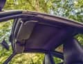 Glas ist Trumpf: Luftiger kann ein Coupé kaum sein. Fährt das Rollo zurück, fühlt es sich selbst im geschlossenen Targa sommerlich an. Die Längsträger im Dach wirken fast filigran, sollen aber einen Überschlag aushalten.