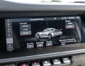 Im Infotainment können Abgasanlage, Auto- Blipp, Start-Stopp (ja, hat er), aber auch Fahrmodus und Fahrwerk eingestellt werden