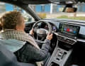 Im stylischen und wertigen Cockpit sitzt nicht nur Frau gerne. Was die Bedienung aus 10-Zoll- Virtual-Cockpit und 12-Zoll-Infotainment angeht, sind Techaffine Menschen klar im Vorteil | Fotos Joshua Hildebrand, Anna Suchan