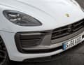 In Achatgraumetallic lackierte Karosserieelemente verraten das neue Touring-Modell des kleinen Porsche-SUV