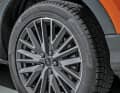 20-Speichen-VDesign- Räder in 7 J x 19 Zoll, Graphitgrau- glanzgedreht, mit Reifen 235/50 R19 (hier M&S) kosten 1.050 Euro extra