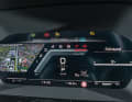 Das 12,3 Zoll große Virtual Cockpit Plus bietet drei unterschiedliche Anzeigeoptionen: „Dynamik“, „Sport“ und „S Performance“ (hier zu sehen)