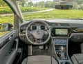 Ergonomisch exzellent angeordnetes Touran- Cockpit in ausgezeichneter Qualität verarbeitet und verschwenderisch mit Klavier-Lack verziert