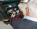 Vom Rennsport auf die Straße: Die im Motorsport erprobte Technik übersetzte Ampferer für den Alltag im 930 Turbo. Die Herausforderung lag in der Fahrbarkeit. Das bekam er bei Selbstversuchen deutlich zu spüren. Der Österreicher war für das komplette Konzept um den Rumpfmotor herum verantwortlich