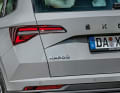 Ganz im Stile seines großen Bruders Kodiaq erhielt der Karoq schmalere Heckleuchten sowie einen großzügigen Markenschriftzug