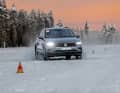 Der Schnee-Slalom ist ein aussagekräftiger Teil des Snow-Handlings. Hier geht es um Seitenführung und Lenkpräzision