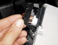 Bügel von Quadlock-Stecker in der Mittel anheben, umlegen und so Stecker auswerfen
