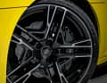 Sportfahrwerk und 19-Zoll-Felgen sind Serie, zum Test kam der R8 auf 20-Zöllern mit extrabreiten Pneus. Trotz straffem Federungskomfort sind Langstreckenfahrten möglich