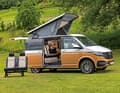 Der stylisch designte Custom-Bus Purist startet ab 88.800 Euro, weitere Modelle wie der coole „Streifenwagen“ sind ebenfalls im Programm. Optional passt noch die Zweierbank in den Purist, falls Freunde mit auf die Reise gehen