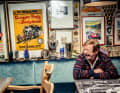Josef Moré – längst pensionierter, aber legendärer Wirt der Cockpit-Bar im Dorint-Hotel. Er kennt sie alle: Rennfahrer, Teamchefs – und die besten Geschichten rund um den Ring.