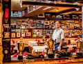 »Bei uns kommen keine Wanderer zum Essen« Patrizio Persiani ist Chef der »Pistenklause«, ein Wallfahrtsort am Ring mit typisch italienischer Küche. Kaum ein Rennfahrer, der hier nicht in Bild oder Schrift verewigt ist.