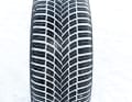 Bridgestone Weather Control A005 Evo: Der Allwetter-Reifen von Bridgestone ging mit einem satten Punktepolster aus der Sommerwertung in die nächste Runde. Speziell auf nassen Fahrbahnen zeigte der WeatherControl, dass seine Entwickler sehr ausgetüftelte Laufflächenmischungen auf die Straße bringen können. Auf Schnee gibt er sich nun ein wenig spröde, kann beim Bremsen, Anfahren und speziell beim Handling auf Schnee nicht ganz an die Besten heranreichen. Mit diesen leichten Abstrichen ist er dennoch in der Schlussbilanz ein rundum empfehlenswerter Reifen für diejenigen, die auf einen Ganzjahres-Reifen wechseln möchten. Preis: ca. 130 Euro