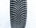 Goodyear Vector4Seasons3SUV: Die Revanche ließ auf sich warten, aber dann kam sie gewaltig: Dem Goodyear Vector kann auf Schnee keiner das Wasser reichen. Hier bietet er das, was AllSeasons sonst eher fehlt: Ausgewogenheit. Handling, Traktion und Bremsen auf verschneiten Bahnen nimmt der Vector locker unter die Räder und liefert Bestwerte. Zwar bleibt auch er als Ganzjahres-Gummi unter den Möglichkeiten konservativer, guter Sommer- und Winterpneus. Dennoch empfiehlt sich der ungekrönte Schneekönig dieses Tests speziell für solche Regionen, in denen Wintereinbrüche nicht ungewöhnlich sind – und hat die klare GF-Empfehlung. Preis: ca. 136 Euro