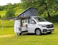 Der Queensize Camper entsteht bei der renommierten Marke Hünerkopf, Küchenmodul, Kühlschrank und die mobile Gas-Kochbox sind gesetzt. Weiterhin sind ein Regalsystem mit Schwerlastauszug oder ein Waschmodul mit Toilette am Start