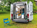 Vom Zweimeter-Bett über eine Wasserversorgung bis hin zum Duschmodul mit Trenntoilette bietet das Plugvan-System alle Campingfeatures. Und weil das Modul einfach ins Fahrzeug geschoben wird, lässt es sich auch in Leasingautos nutzen