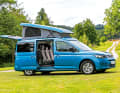 Caddy Camp: Als Mini-Camper für Alltag und Freizeit spielt der kleinste Hannoveraner ganz groß auf, Reimo verleiht dem Caddy Maxi auch dank des optionalen Aufstelldachs Campingtalente und bis zu vier Schlafplätze. Was für ein Hochdachkombi!