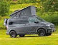 Auch bei Terranger weiß man um den Reiz feiner Modifikationen, unter anderem wird der Camper auf 3,5 Tonnen aufgelastet, der spezielle Dachträger fürs Cali-Schlafdach wirkt da fast zierlich. Die hier gezeigte Version liegt bei 110.000 Euro