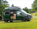 Werz Magnum 5.3: Premium-Camper auf Bulli-Basis mit großzügig-wohnlichem Ausbau zu 124.675 Euro. 204 PS, DSG, 4Motion, Differenzialsperre, Unterfahrschutz oder das Luftfahrwerk sorgen für Allradtalente, das Polyroof-Hochdach für Stauraum